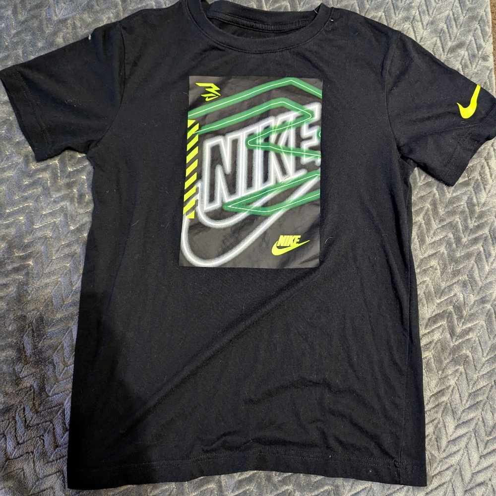 Nike Black and Green Short Sleeve Tees